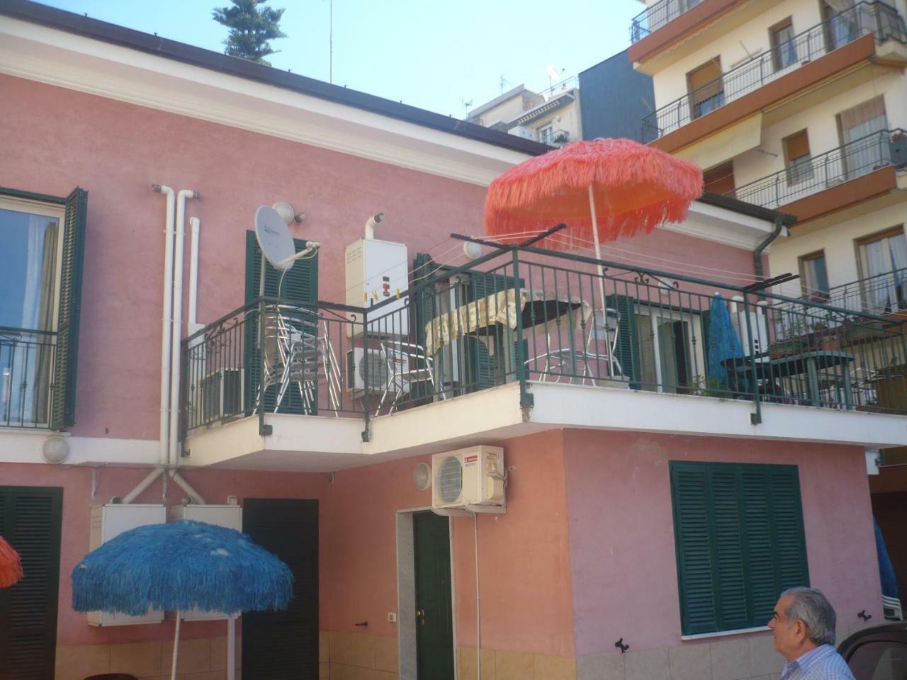 Appartamento Villa Mare Blu 1 Piano Con Terrazzo Ventimiglia Buitenkant foto